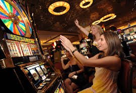 Layar perangkat menampilkan permainan sports dan casino modern di wujud4d